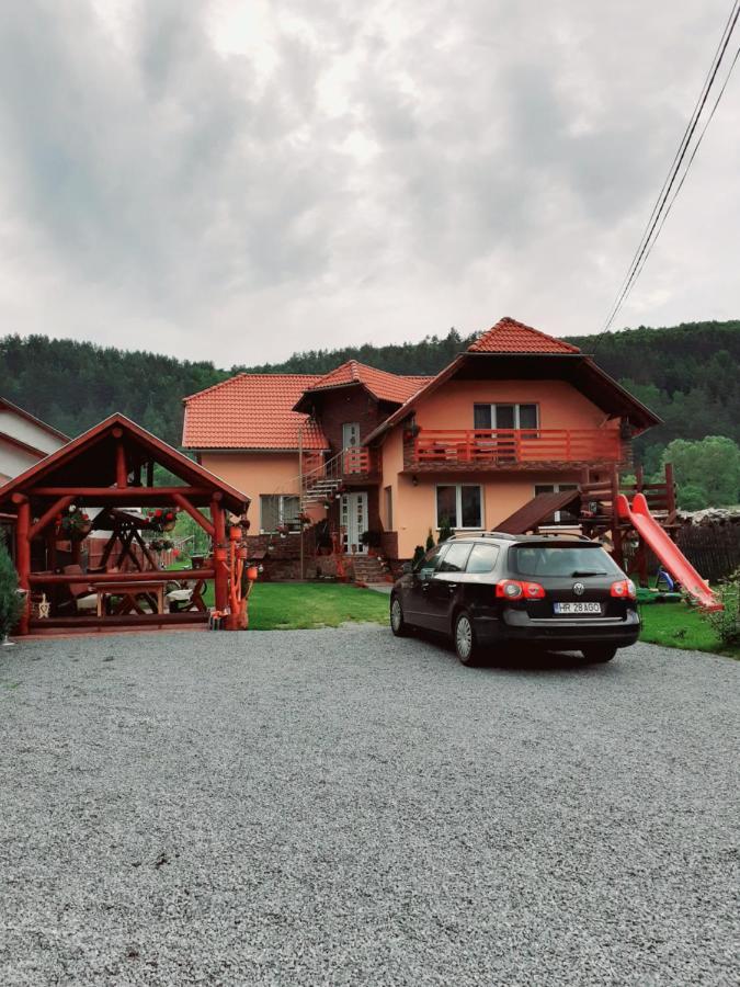 فندق برادفي  Casa De Oaspeti Cristian الغرفة الصورة